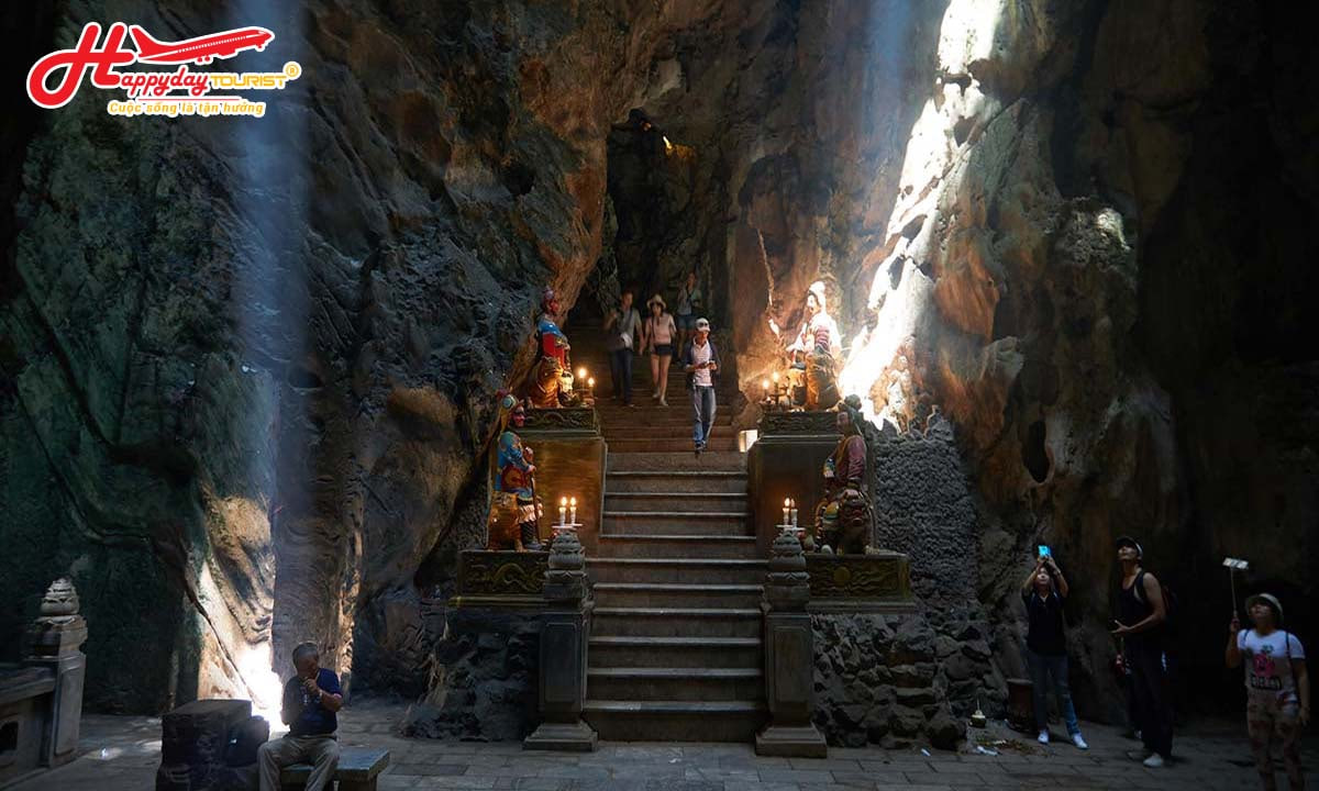 Bậc thang đá dẫn vào động Huyền Không ở ngọn Thủy Sơn Ngũ Hành Sơn