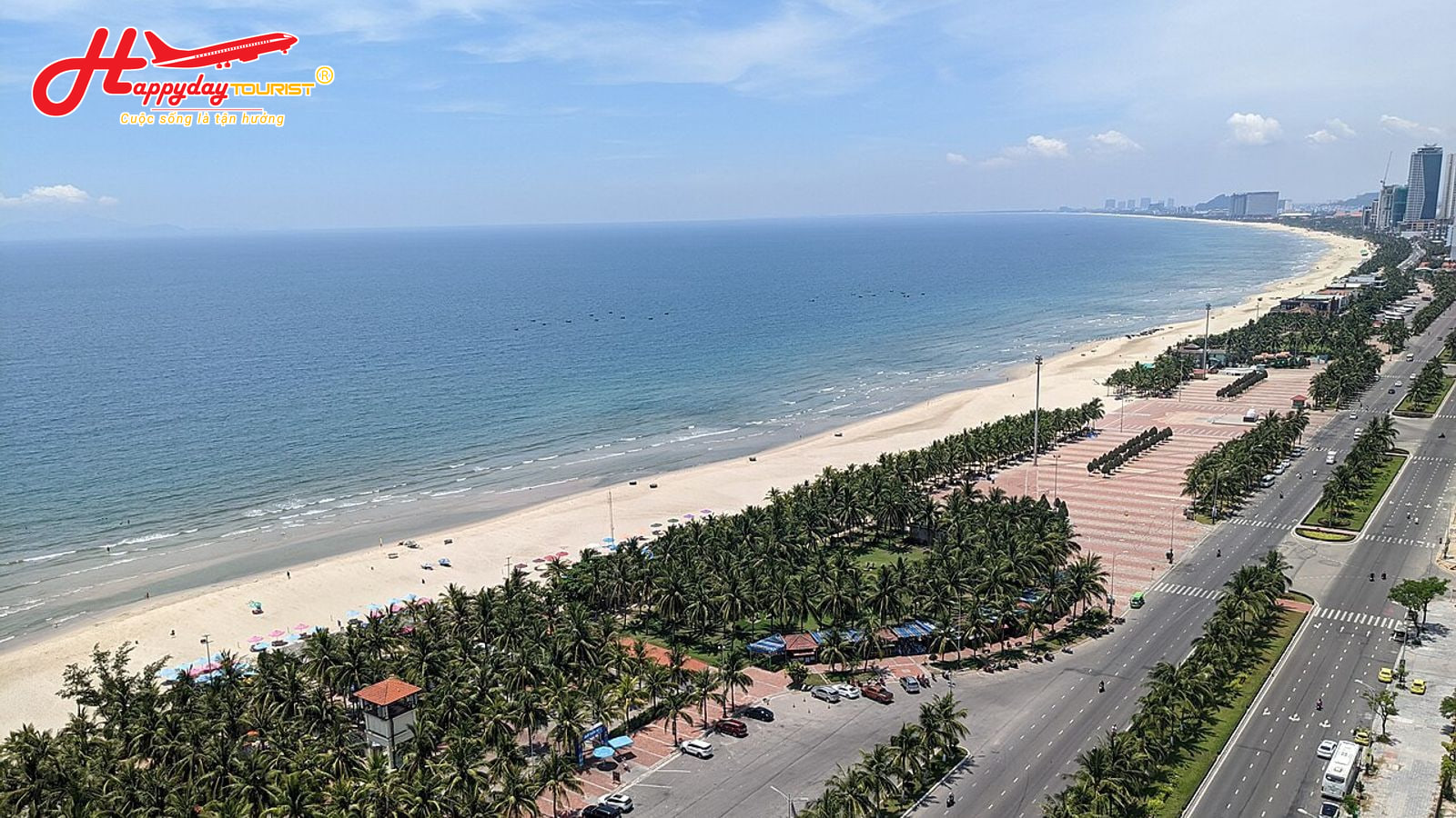Toàn cảnh bãi biển Mỹ Khê Đà Nẵng với cung đường biển dài và làn nước trong xanh