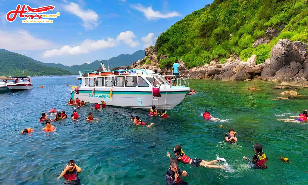 Ca nô chở khách giữa biển xanh Cù Lao Chàm ngày nắng đẹp