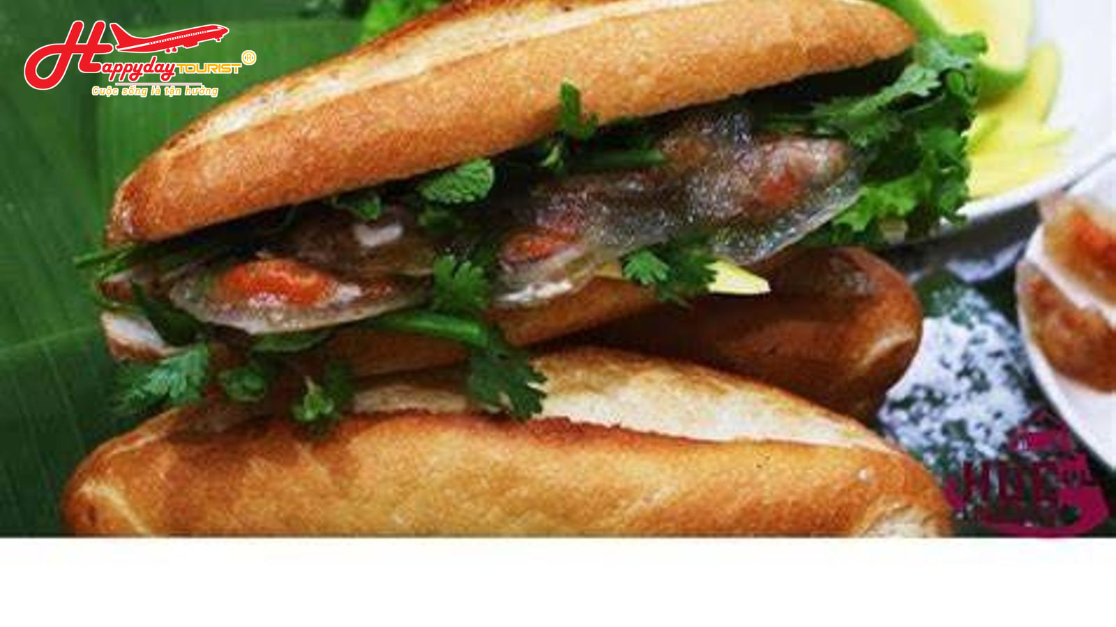 Ổ bánh mì kẹp bánh bột lọc trong suốt chan nước mắm rau thơm hấp dẫn ở Huế