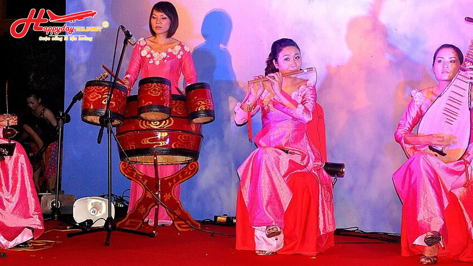 Các nghệ sĩ biểu diễn nhạc cụ dân tộc truyền thống phục vụ người nghe ca