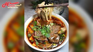 Tô bún bò Huế đậm đà với thịt bò, giò heo và rau sống ăn kèm