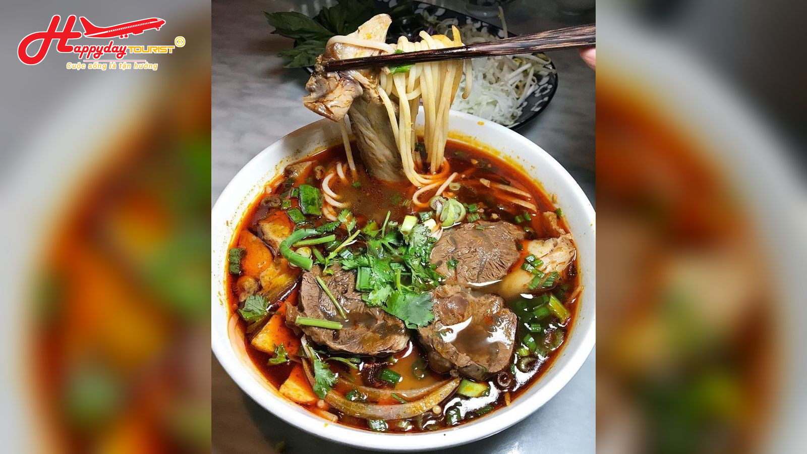 Tô bún bò Huế đậm đà với thịt bò, giò heo và rau sống ăn kèm