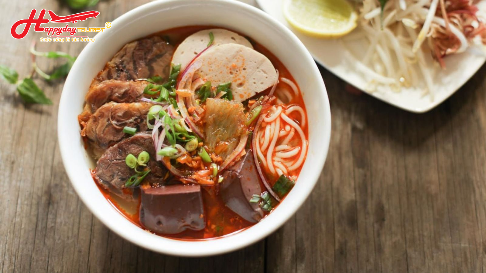 Tô bún bò Huế đậm đà thơm ngon đầy đặn chả cua và thịt bò