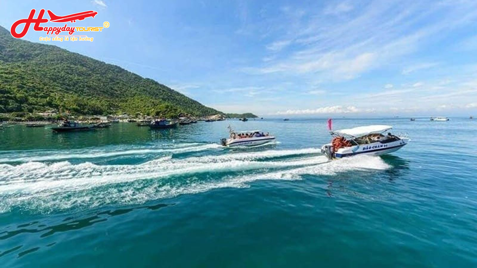 Cano cao tốc rẽ sóng trên biển hướng ra đảo Cù Lao Chàm