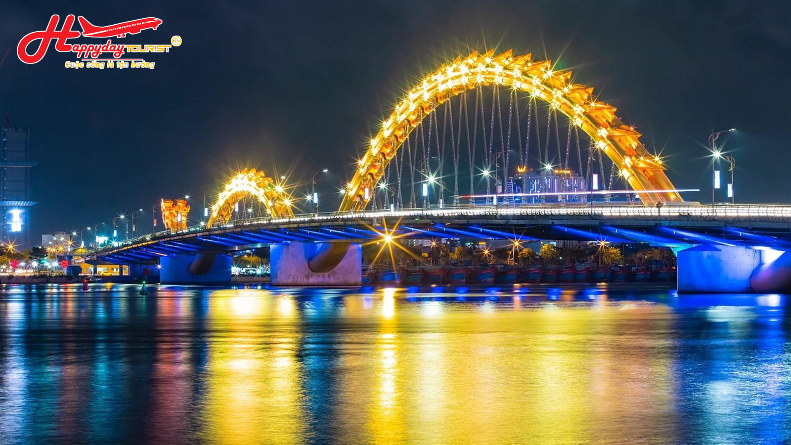 Cầu Rồng Đà Nẵng lung linh ánh đèn vàng soi bóng xuống dòng sông Hàn về đêm ở Đà Nẵng