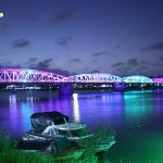 Cầu Trường Tiền rực rỡ ánh đèn màu bắc qua dòng sông Hương về đêm tại Huế