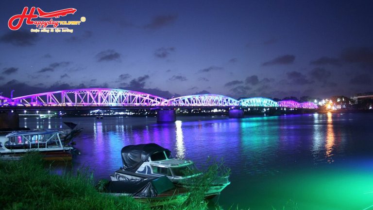 Cầu Trường Tiền rực rỡ ánh đèn màu bắc qua dòng sông Hương về đêm tại Huế