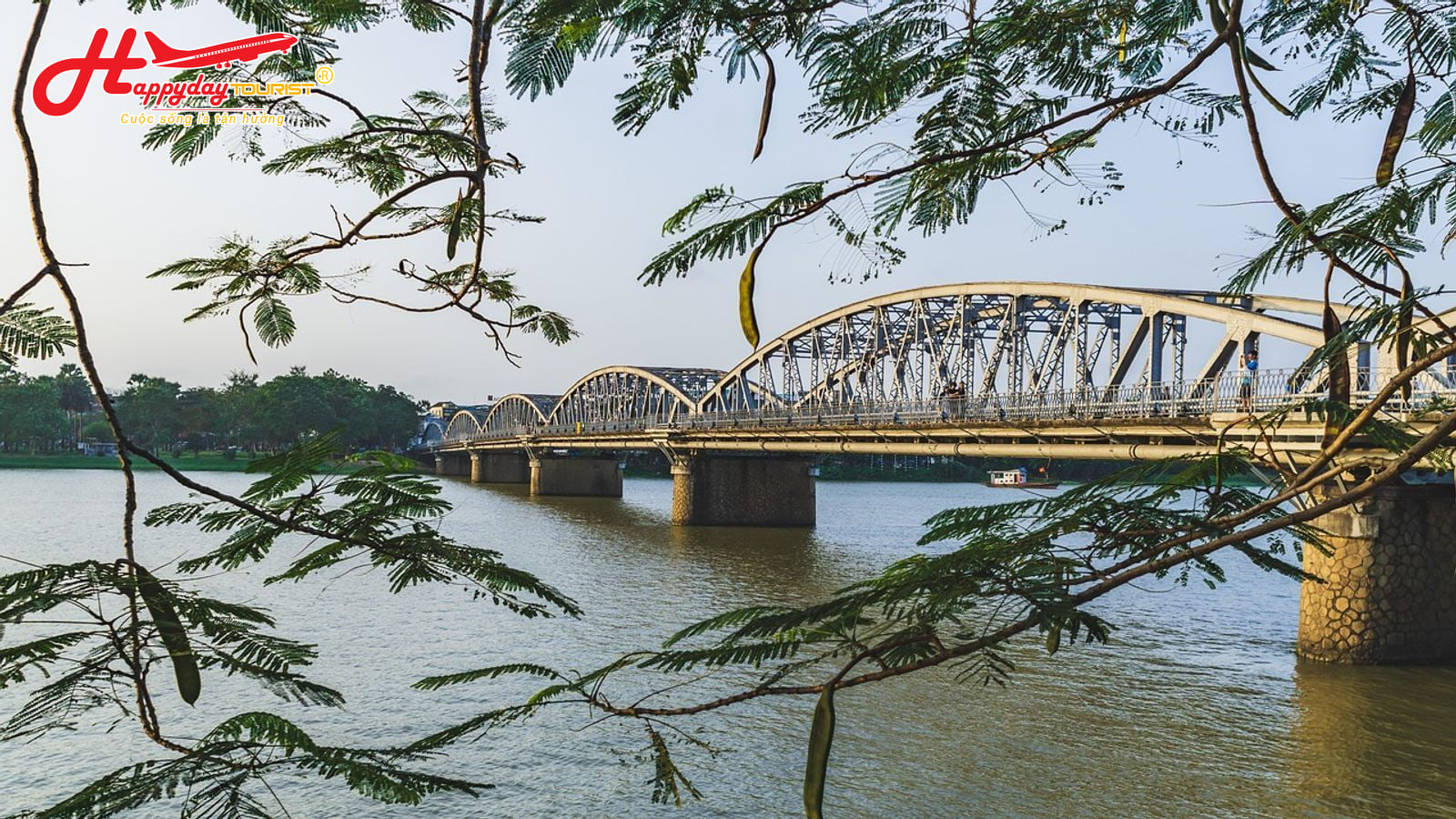 Cầu Trường Tiền bắc qua dòng sông Hương rợp bóng phượng vĩ