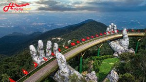 Cầu Vàng Bà Nà Hills với đôi bàn tay khổng lồ vươn giữa mây trời
