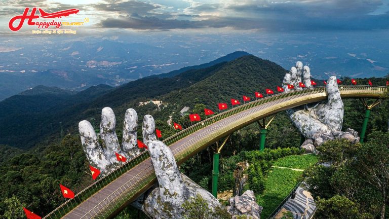 Cầu Vàng Bà Nà Hills với đôi bàn tay khổng lồ vươn giữa mây trời
