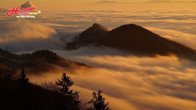 Cầu Vàng Bà Nà Hills ẩn hiện trong sương mây mờ ảo cho lịch trình Đà Nẵng 3 ngày 2 đêm mùa mưa