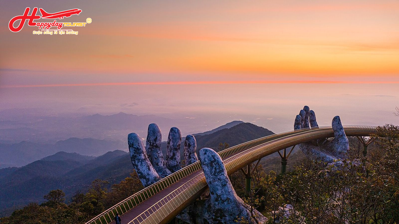 Lịch trình Đà Nẵng 3 ngày 2 đêm: toàn cảnh Cầu Vàng Bà Nà Hills trong ánh hoàng hôn tuyệt đẹp