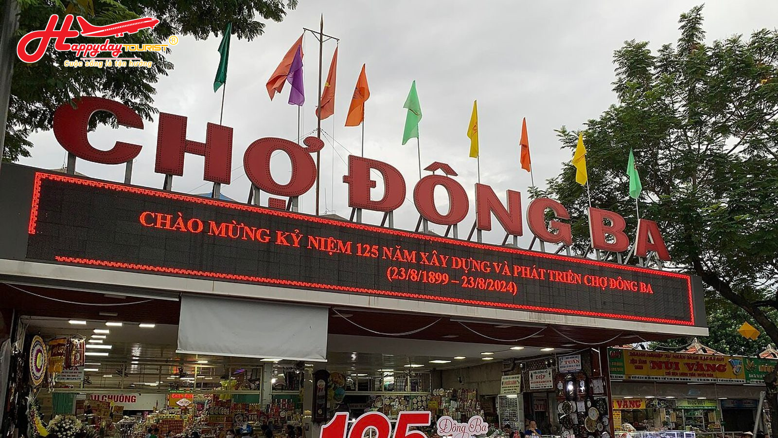 Cổng chính chợ Đông Ba Huế nhộn nhịp người qua lại mua sắm đặc sản