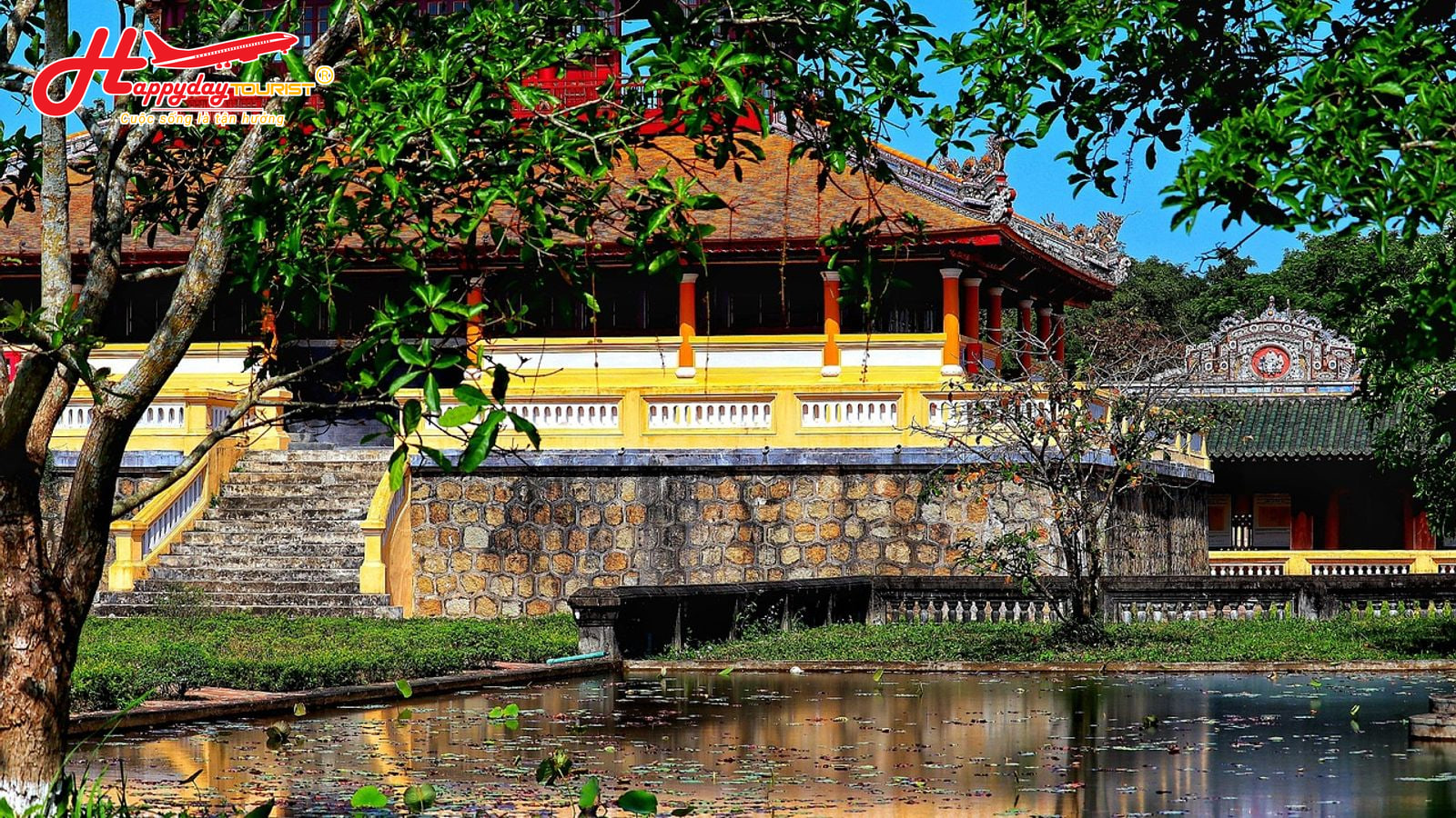 Công trình kiến trúc cổ kính soi bóng bên hồ nước trong khuôn viên