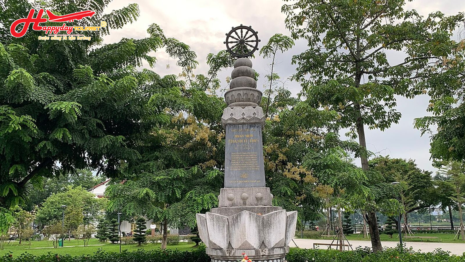 Đài tưởng niệm nằm trong khuôn viên công viên ven sông