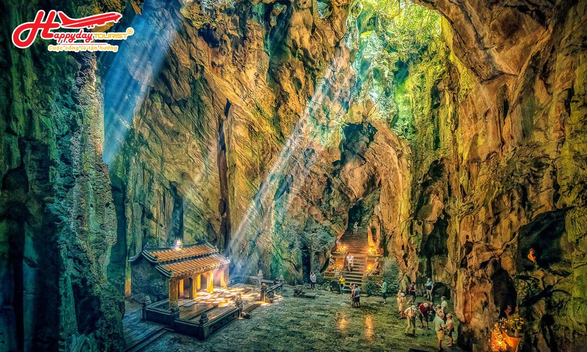 Ánh nắng rọi qua vòm trần đá vào động Huyền Không Ngũ Hành Sơn
