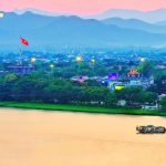 Dòng sông êm đềm chảy qua trung tâm thành