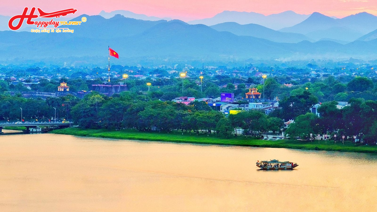 Dòng sông êm đềm chảy qua trung tâm thành