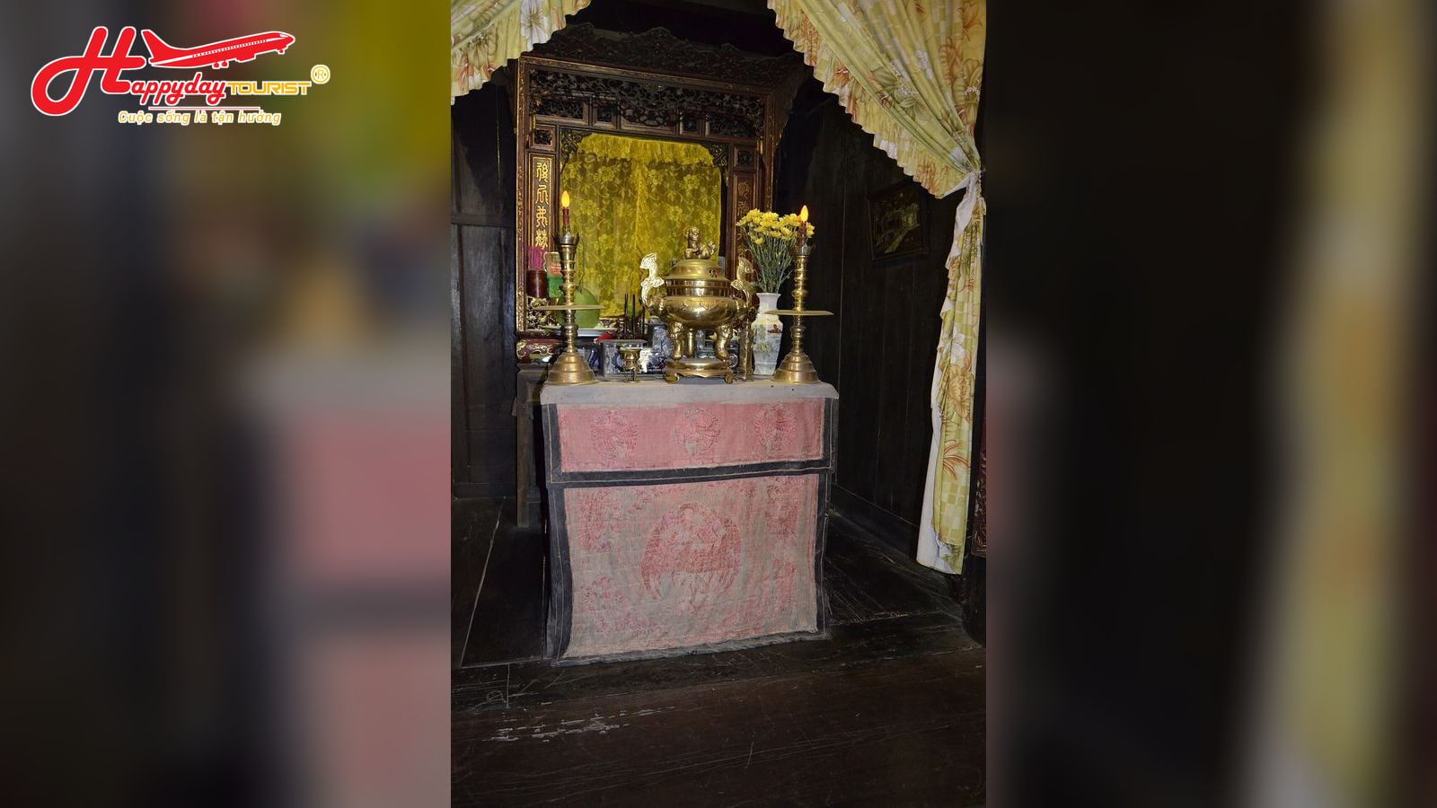 Bàn thờ trang nghiêm bằng gỗ lim cổ kính bên trong nhà cổ Tấn Ký Hội An