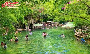 Kinh nghiệm đi núi thần tài 1 ngày: hồ tắm khoáng tự nhiên giữa khung cảnh rừng núi xanh mát tại Núi Thần Tài