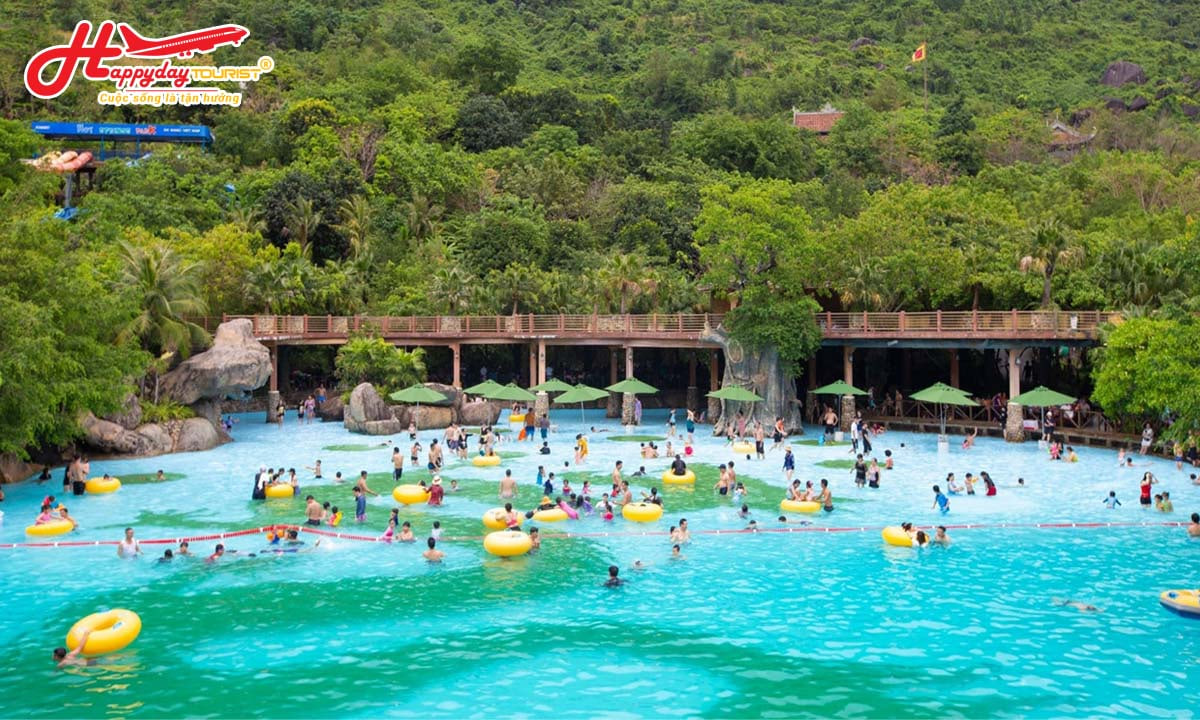 Hồ bơi tạo sóng giữa khung cảnh núi rừng tại công viên Núi Thần Tài