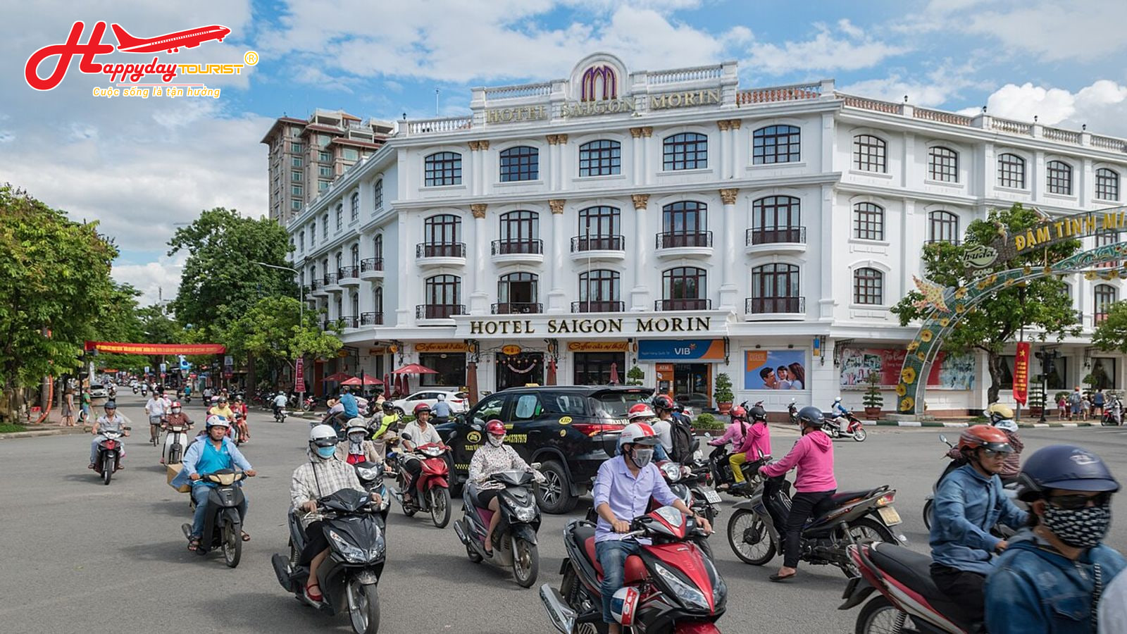 Khách sạn cổ Saigon Morin tọa lạc ngay góc đường Lê Lợi gần cầu Trường Tiền Huế