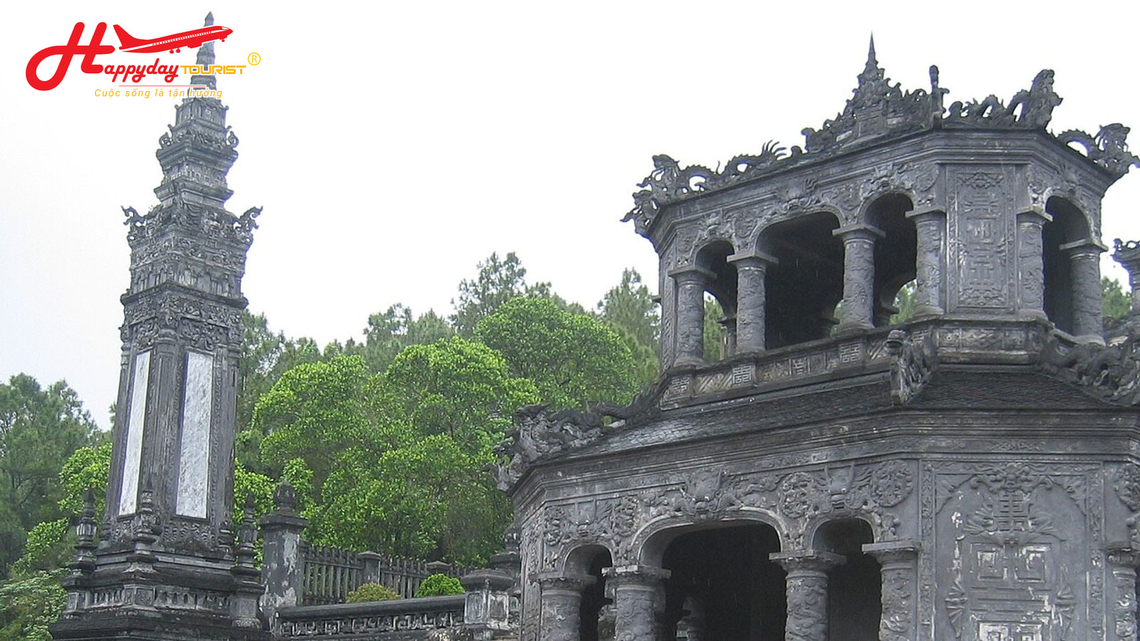 Kiến trúc uy nghiêm bằng đá và các bậc thang tại lăng Khải Định Huế