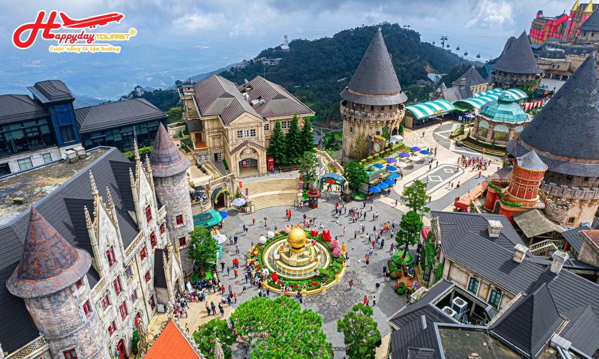 Toàn cảnh quảng trường Làng Pháp Bà Nà Hills với các lâu đài Châu Âu cổ kính nhìn từ trên cao