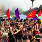Đồng bào M'Nông thực hiện nghi thức cúng máng nước truyền thống bên hệ thống máng tre và cây nêu