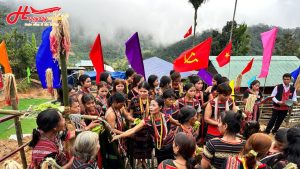 Đồng bào M'Nông thực hiện nghi thức cúng máng nước truyền thống bên hệ thống máng tre và cây nêu