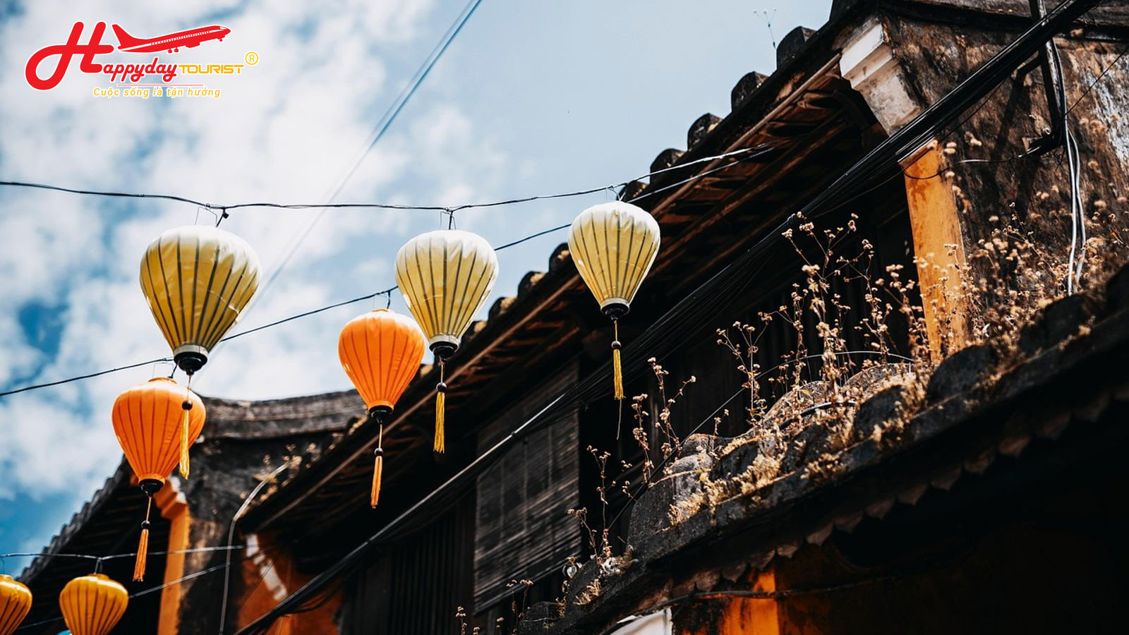 Mái ngói âm dương cổ kính cùng lồng đèn treo cao