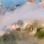 Toàn cảnh Cầu Vàng và tuyến cáp treo Bà Nà Hills trong biển mây mù bao phủ