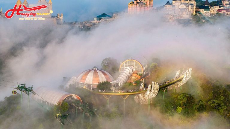 Toàn cảnh Cầu Vàng và tuyến cáp treo Bà Nà Hills trong biển mây mù bao phủ