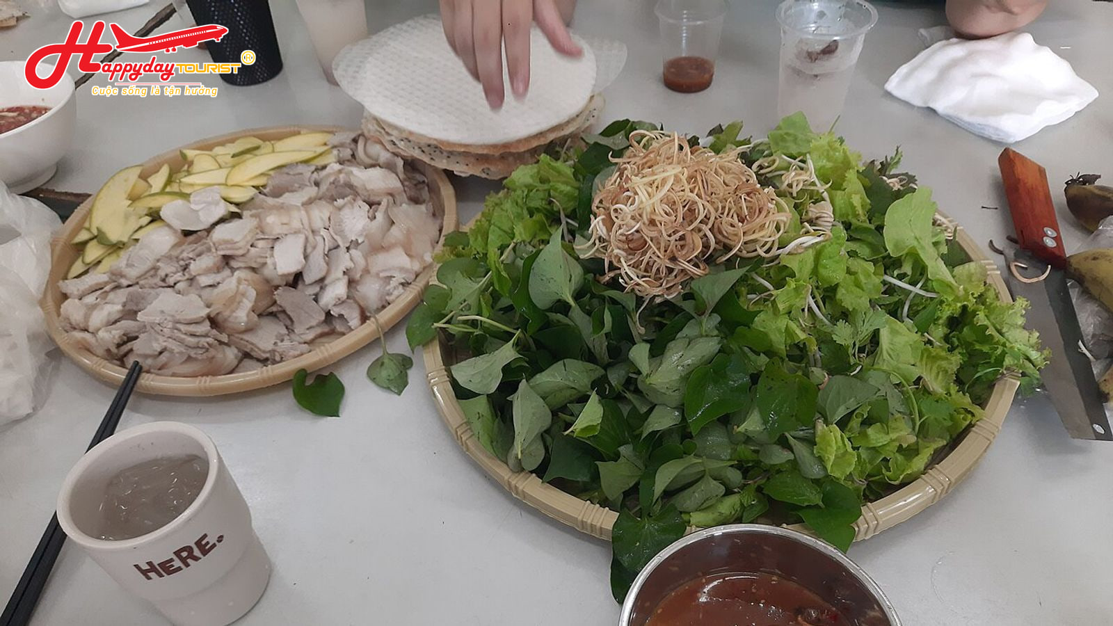 Mẹt bánh tráng cuốn thịt heo kèm đĩa rau sống và bát mắm nêm đậm đà