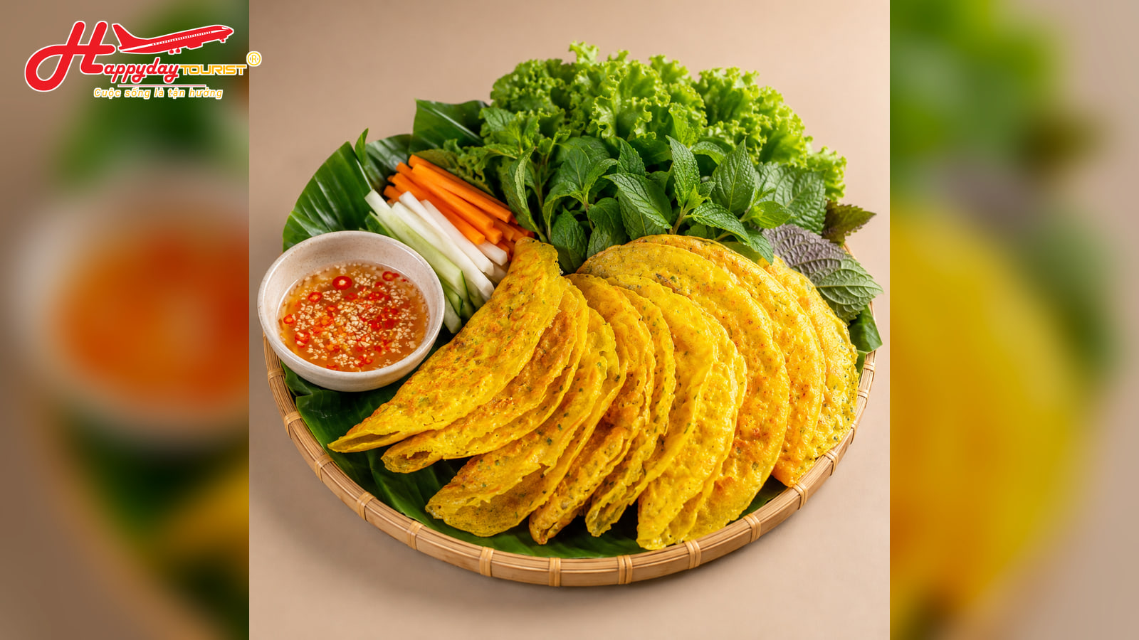 Mẹt bánh xèo vàng giòn nóng kèm rau sống và nước chấm