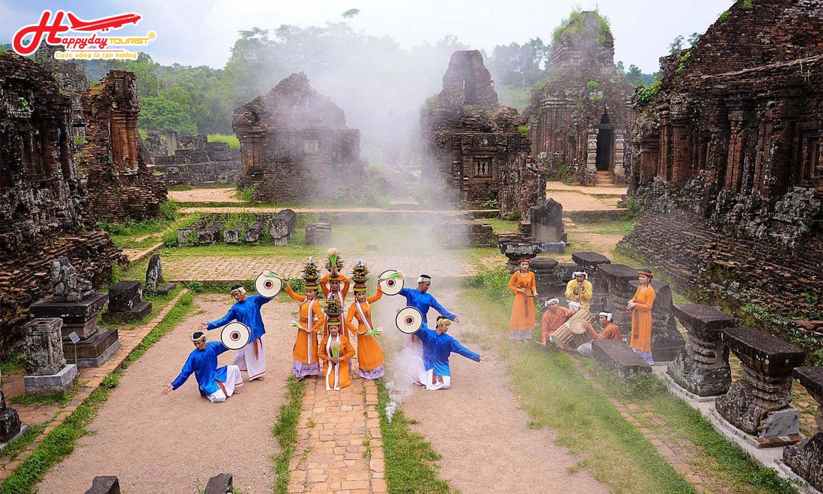 Tiết mục biểu diễn nghệ thuật múa Chăm truyền thống giữa không gian tháp cổ Mỹ Sơn ở Thánh địa Mỹ Sơn