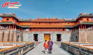 Kinh nghiệm đi Huế tự túc: cổng Ngọ Môn Đại Nội Huế cổ kính dưới nắng đẹp trong chuyến du lịch Huế tự túc