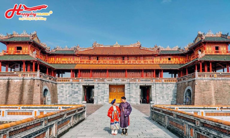 Kinh nghiệm đi Huế tự túc: cổng Ngọ Môn Đại Nội Huế cổ kính dưới nắng đẹp trong chuyến du lịch Huế tự túc