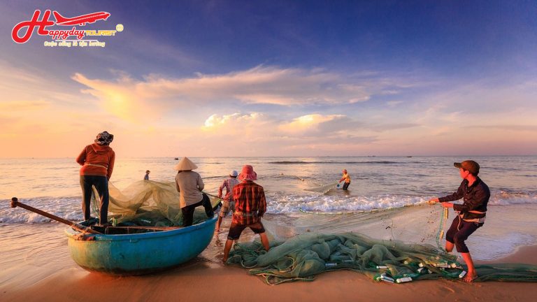 Ngư dân kéo lưới đánh bắt hải sản tươi trên bãi biển