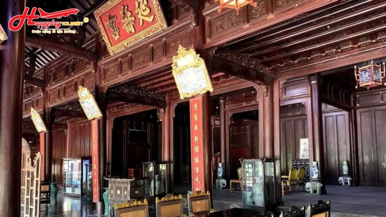 Không gian nội thất cung điện cổ bằng gỗ với bàn ghế kiểu hoàng gia tại Đại Nội Huế ở Huế