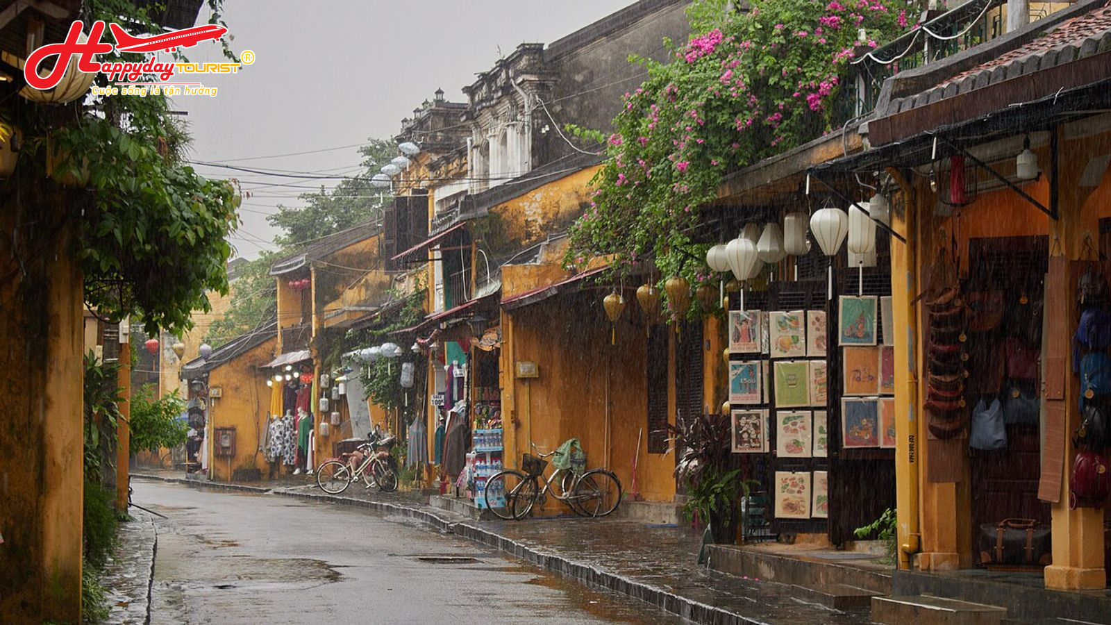 Đường phố Hội An trầm mặc với những ngôi nhà tường vàng mái ngói rêu phong ướt mưa