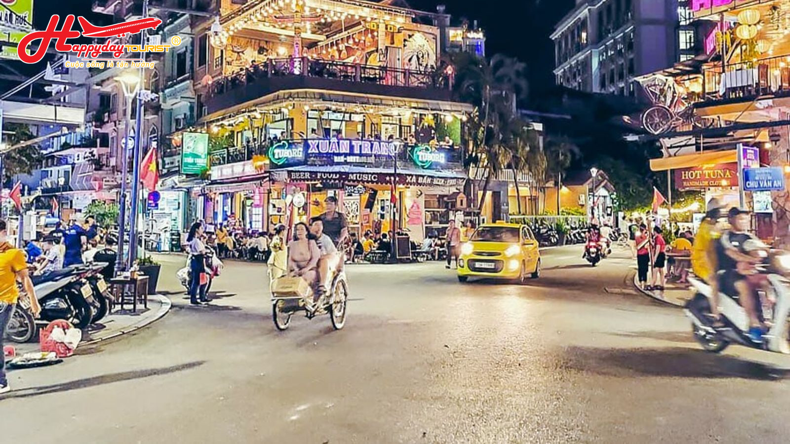 Phố Tây Chu Văn An rực rỡ ánh đèn về đêm với các quán pub và đông đúc xe cộ qua lại ở Huế