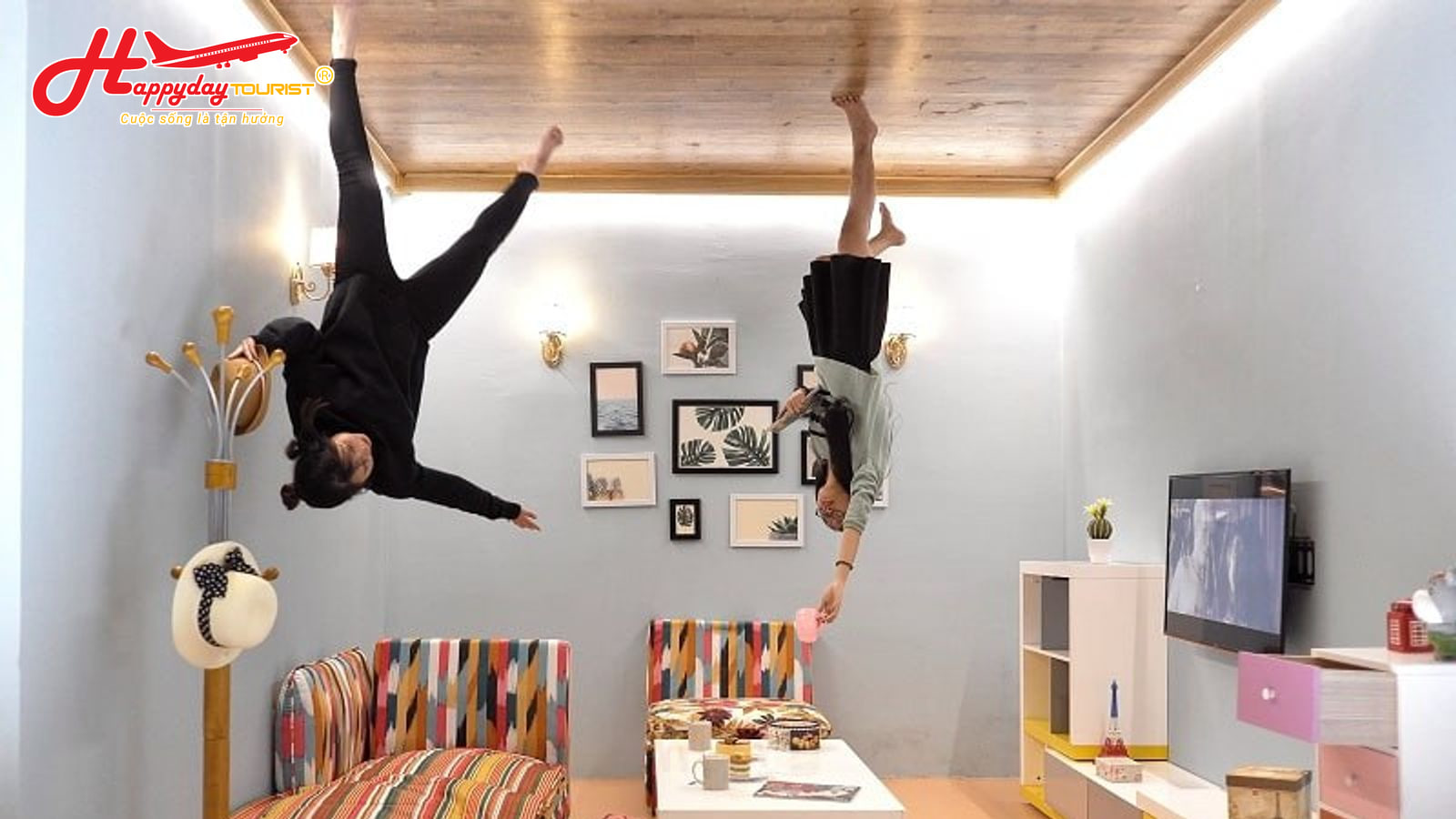 Căn phòng khách với nội thất và bàn ghế gắn ngược trên trần nhà tại Upside Down World Đà Nẵng