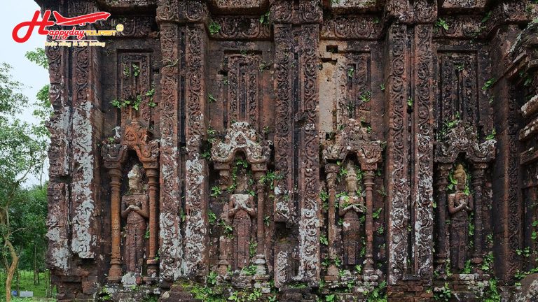 Hội An giá vé: chi tiết chạm khắc tinh xảo trên tường gạch cổ kính tại Thánh địa Mỹ Sơn