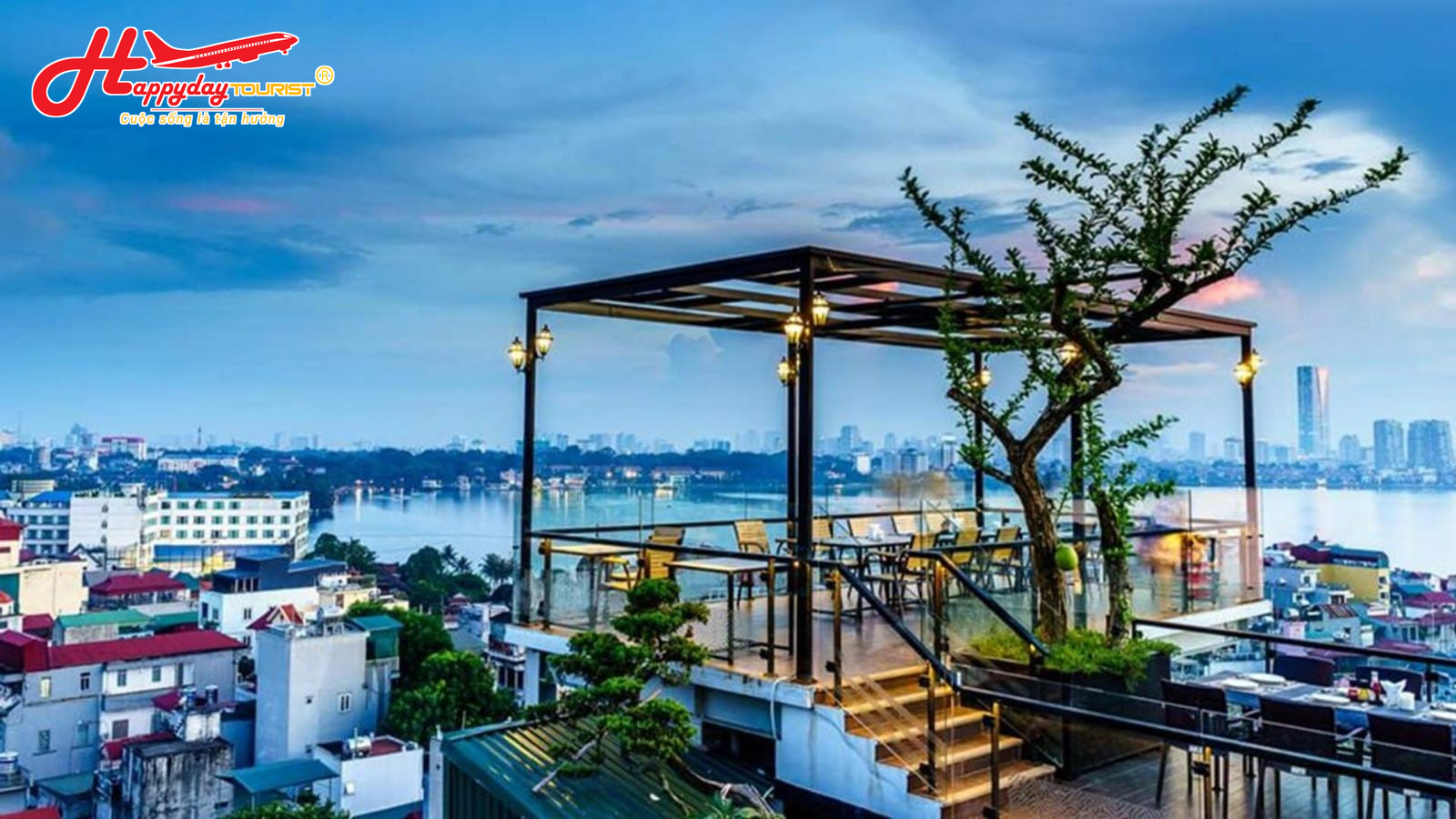 Góc nhìn từ quán cafe rooftop trên cao hướng ra toàn cảnh thành phố và mặt nước lúc hoàng hôn