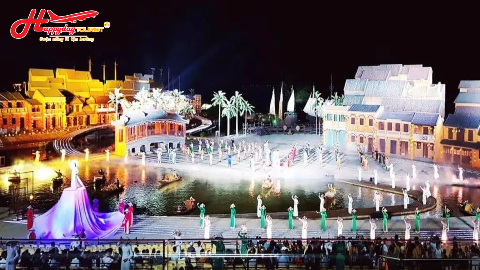 Sân khấu thực cảnh ngoài trời hoành tráng của show Ký Ức Hội An với đông đảo diễn viên biểu diễn