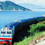 Đoàn tàu hỏa uốn lượn bên sườn núi đèo Hải Vân hướng ra biển xanh