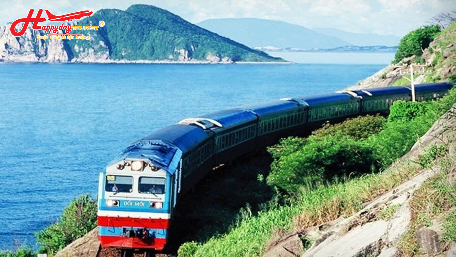 Đoàn tàu hỏa uốn lượn bên sườn núi đèo Hải Vân hướng ra biển xanh