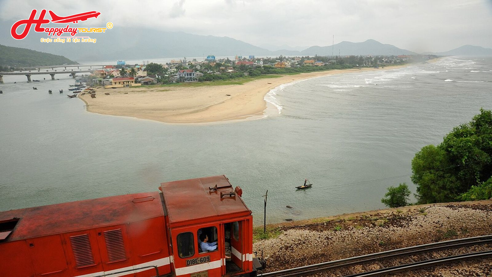 Đoàn tàu hỏa chạy men theo đường ray ngắm cảnh vịnh Lăng Cô ở Đèo Hải Vân